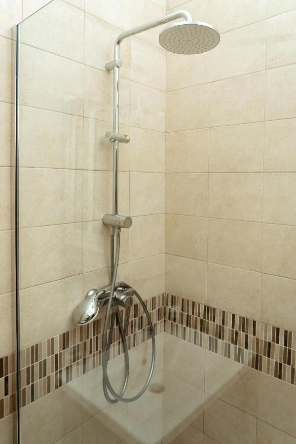 Classic 2bdr Designer Home! Close To Sea *