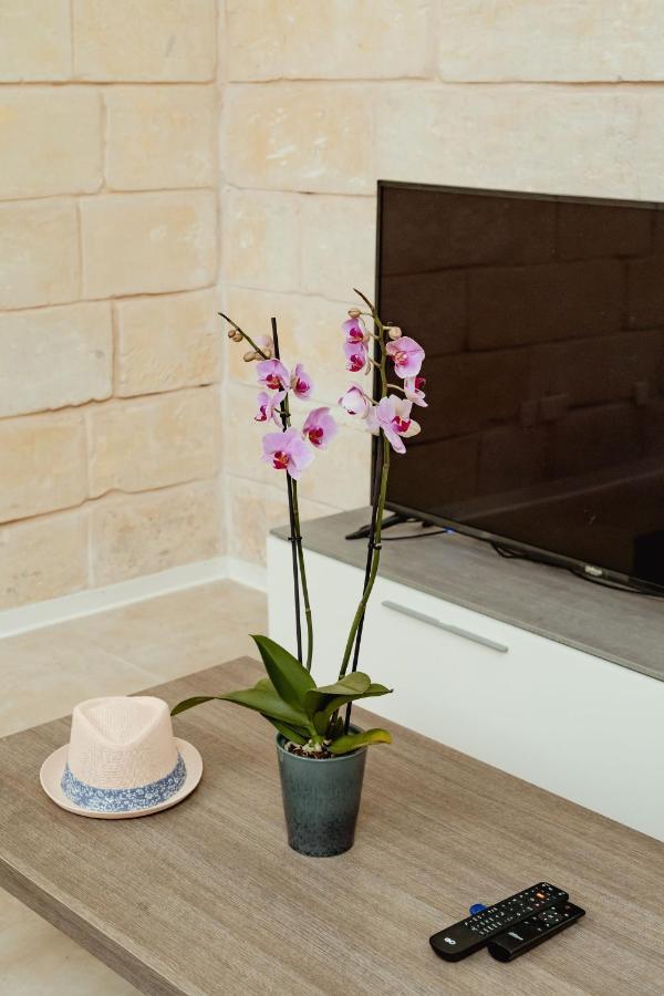 Classic 2bdr Designer Home! Close To Sea Appartement