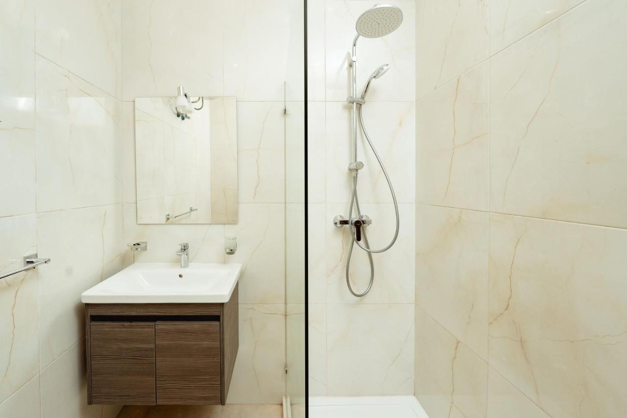 Classic 2bdr Designer Home! Close To Sea *